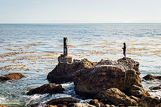 成熟,男人,站立,石头,海洋,观景