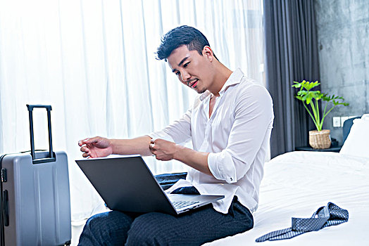 商务男士在宾馆使用笔记本电脑