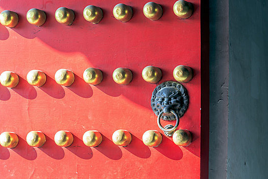 古代铜乳钉虎头辅首的朱红宫门,南京明孝陵古建筑