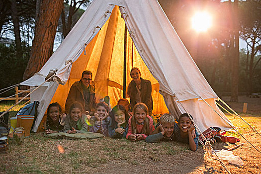 学生,教师,微笑,圆锥形帐篷,营地