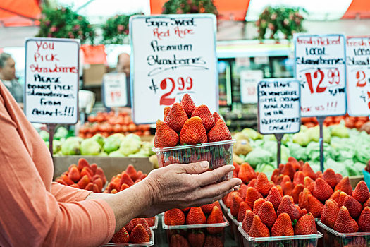 特写,人,拿着,扁篮,新鲜,草莓,果蔬,市场