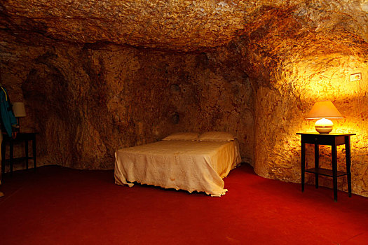 岩石下的酒店