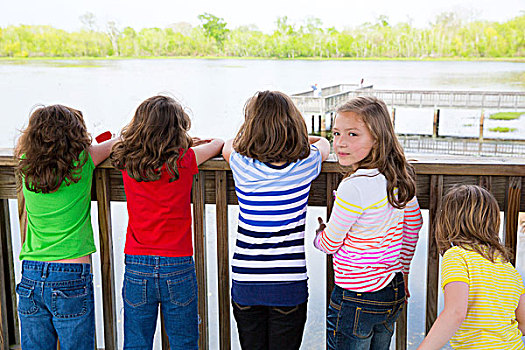 孩子,女孩,后视图,看,湖,栏杆,一个,后面