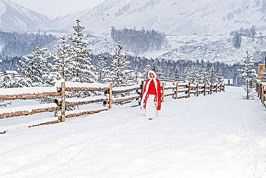 冬天,雪地,栅栏,红衣,女子