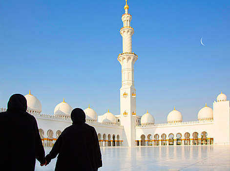 后视图,两个女人,握手,站立,正面,清真寺,刷白,柱廊,尖塔,圆顶