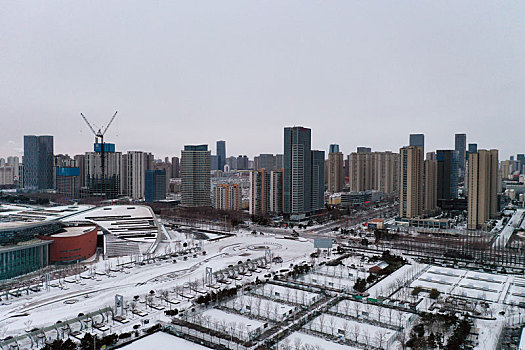 瑞雪为城市披上圣洁外衣,皑皑白雪与城市美景相映成趣