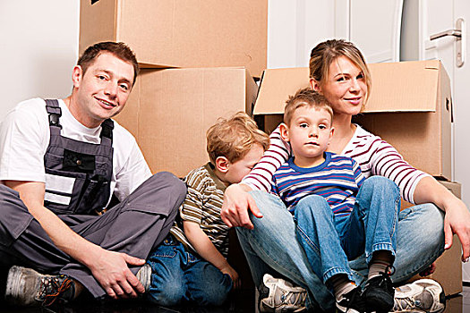 家庭,搬进,新,坐,正面,一堆,搬箱子,父亲,衣服,道路,罐,搬运