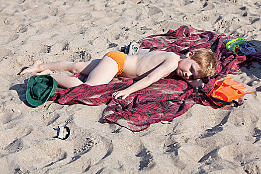 男孩,躺着,毯子,海滩,梅克伦堡前波莫瑞州,德国,欧洲