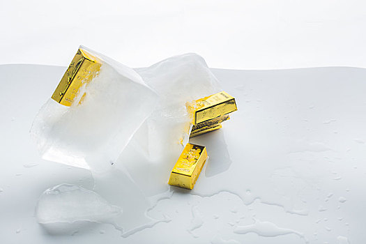 冰冻在冰块里的黄金,挖掘财富创意图片