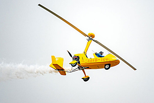 河南安阳,第十届安阳航空运动文化旅游节开幕式上各种飞行器进行精彩表演