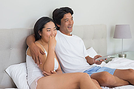 微笑,亚洲人,情侣,躺着,床,看电视