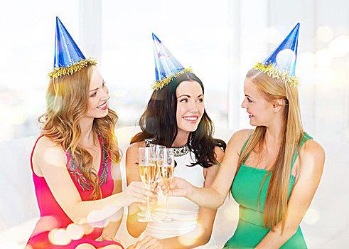 庆贺,饮料,朋友,单身派对,生日,概念,三个,微笑,女人,戴着,蓝色,帽子,香槟,玻璃