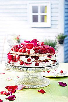 杏仁,树莓,奶油蛋糕,装饰,玫瑰花瓣,蛋糕架