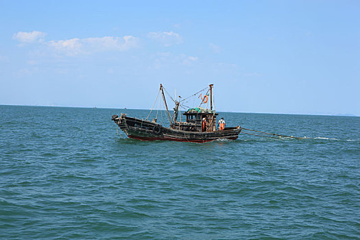 山东省日照市,跟拍船老大陈祥树出海捕鱼,肥美海鲜的背后是渔民的辛劳
