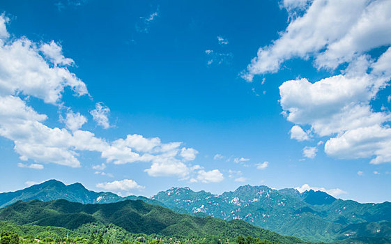 晴朗天气有云朵的山地环境