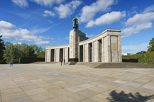 德国柏林大蒂尔加滕公园中的苏维埃战争纪念雕像