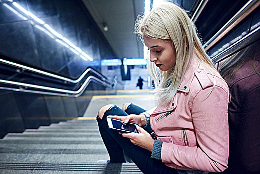 美女,坐,地铁站,楼梯,看,智能手机