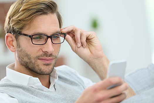 男人,眼镜,读,信息,智能手机