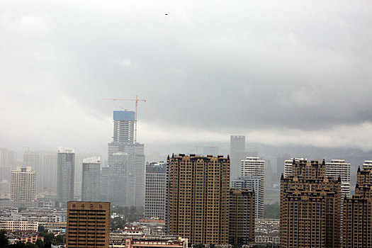 山东省日照市,受8号台风影响,乌云翻滚风雨欲来笼罩高楼大厦