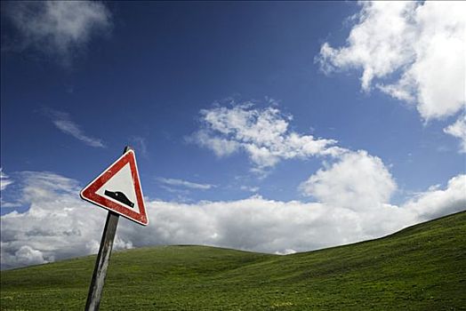 路标,警告,凹凸不平,道路,正面,绿色,山,蓝天,草原,意大利,欧洲