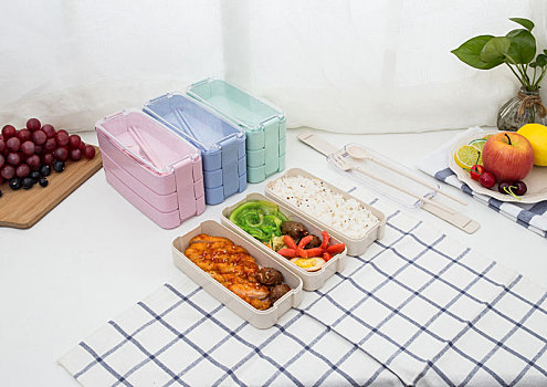 放在桌子上的彩色塑料便当餐具盒