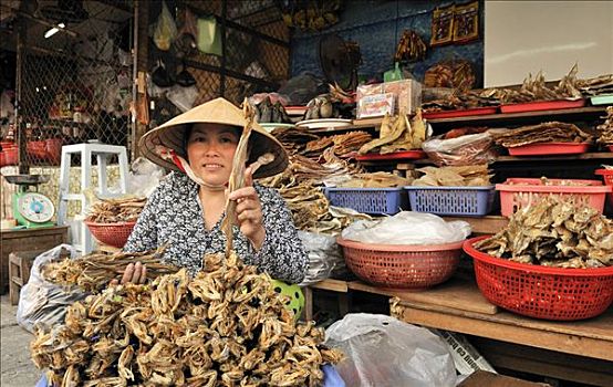 市场,女人,拿着,向上,干鱼,鱼市,永隆,湄公河三角洲,越南,亚洲