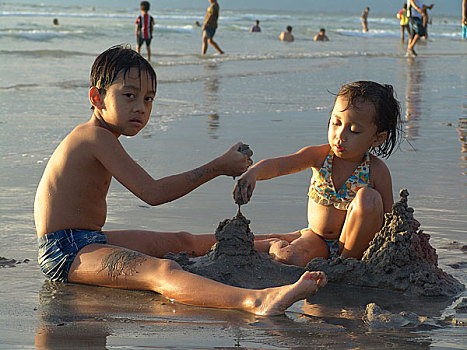 巴厘岛上海滩上的玩耍的儿童