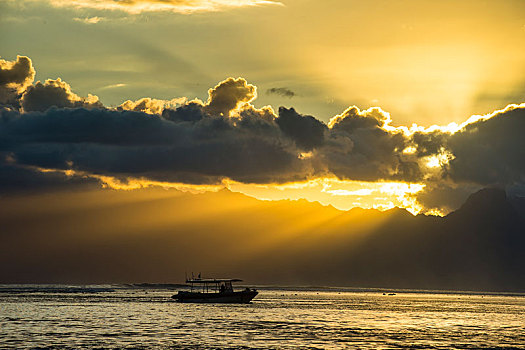 剪影,小,船,日落,太阳光线,云,上方,茉莉亚岛,帕皮提,塔希提岛