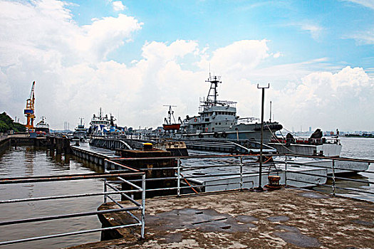 珠江的码头和军舰