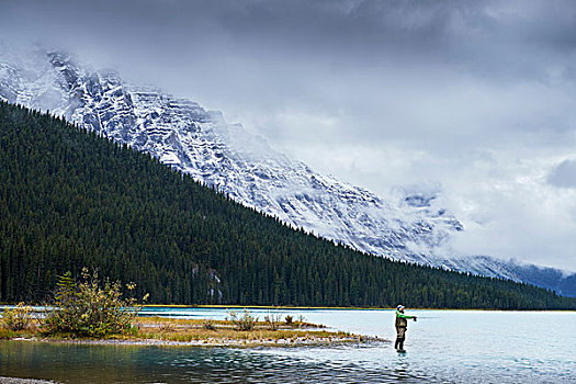 男人,钓鱼,湖,雪山,班芙,艾伯塔省,加拿大