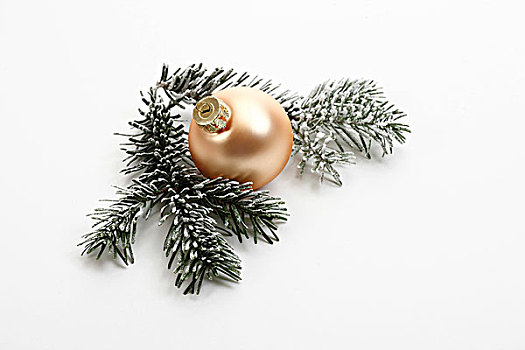 金色,圣诞树球,杉枝,雪