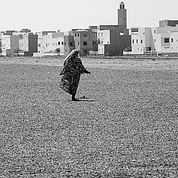 孤单,摩洛哥人,女人,走,城镇,沙,地面,埃塞俄比亚人,摩洛哥