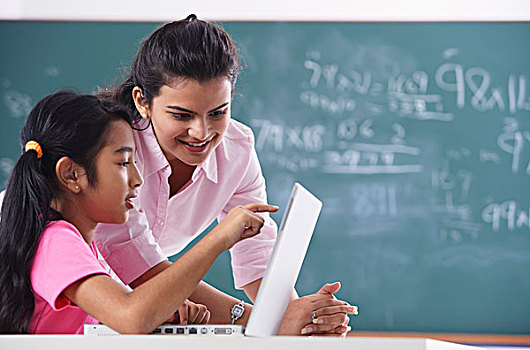 教師,學生,筆記本電腦,女孩,指點,顯示屏