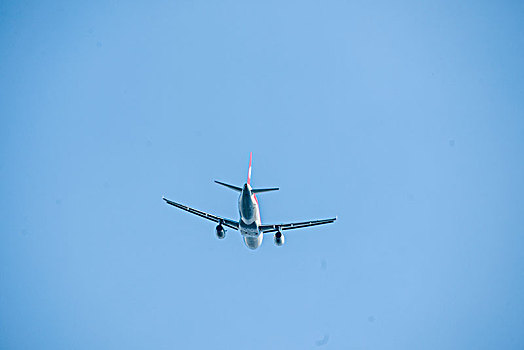 四川航空的飞机正从重庆江北机场起飞