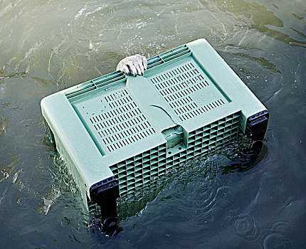 塑料盒,水中