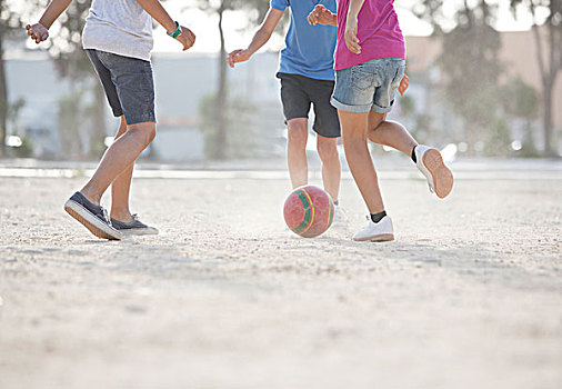 孩子,玩,足球,沙子