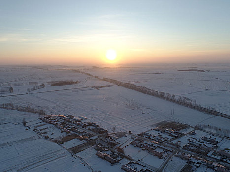 日出雪景村庄航拍