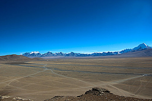 高原山谷中的平原