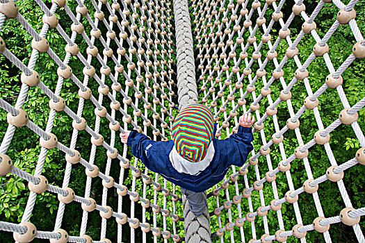 幼儿,3岁,走,上方,绳索,高处,树梢,海尼希,树顶,国家公园,图林根州,德国,欧洲
