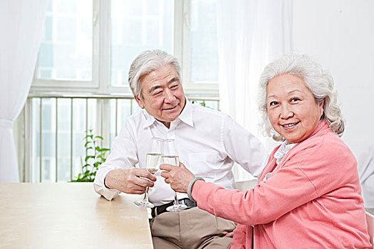 一對老年夫婦干杯
