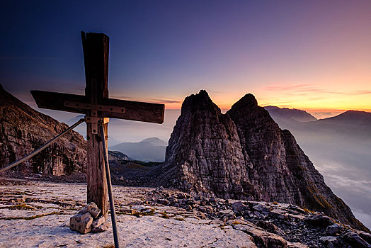 顶峰,穿过,正面,第一,日出,瓦茨曼山,国家公园,贝希特斯加登阿尔卑斯山,巴伐利亚,德国,欧洲