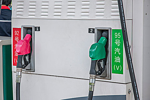 重庆至长沙g5514高速公路上的加油站