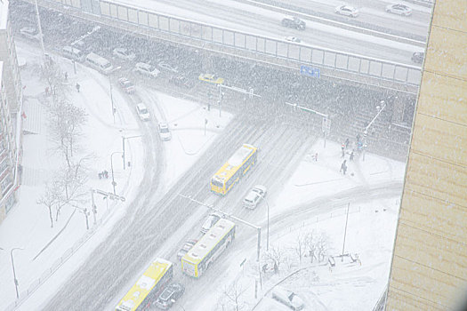 乌鲁木齐下大雪时道路的景色