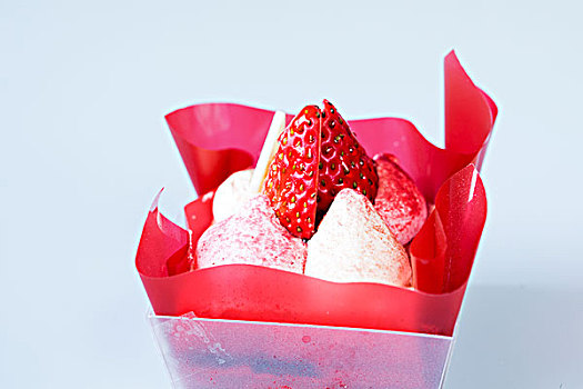 草莓,草莓慕斯蛋糕,蛋糕