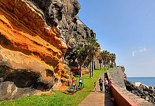 水岸,散步场所,火山岩,岩石海岸,靠近,渔村,南海岸,马德拉岛,岛屿,葡萄牙