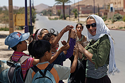 女人,甜食,学校,孩子,摩洛哥,北非,非洲