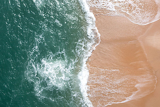 夏天干净的沙滩海浪航拍