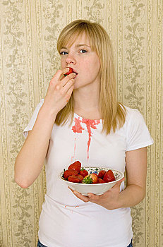 女青年,吃,草莓,溢出,果汁,t恤