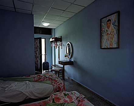 老,蓝色,酒店,房间,行李,站立,打开,入口,未整理,床,古巴