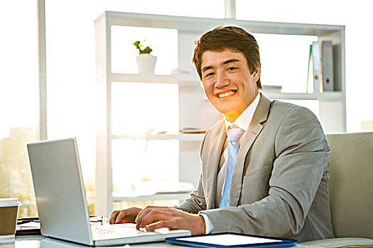 微笑,亚洲,商务,男人,工作,笔记本电脑,办公室